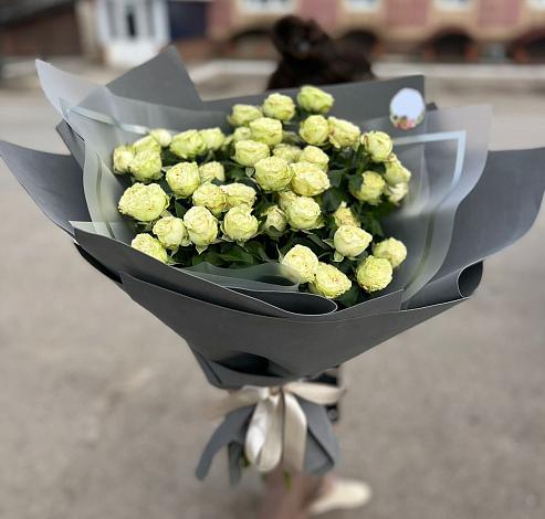 Букет Белые кустовые розы Солинеро в Подпорожье