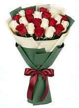 Букет Микс из красных и белых роз в Подпорожье