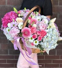 Композиция солнечный день в Подпорожье Цветочная композиция из Розы, Хризантемы, Пионы и Лизиантусы в корзине в Подпорожье