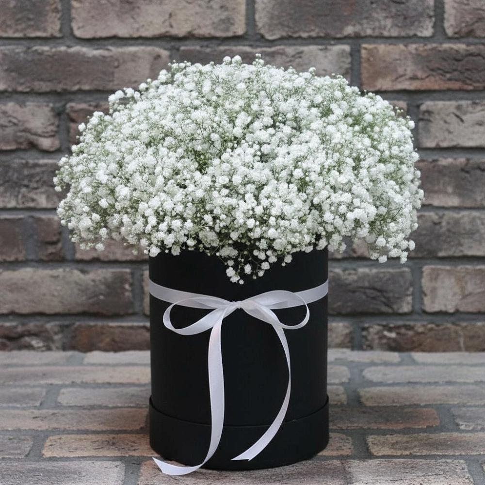 Цветочная композиция из Гипсофила в шляпной коробке в Подпорожье