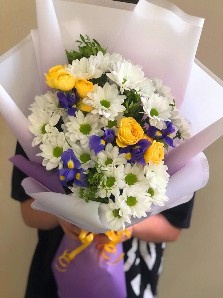 Букет цветов из: Ирисы, Хризантемы и Розы в Подпорожье