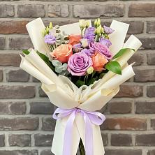 Букет цветов из:  Лизиантусы и Розы в Подпорожье