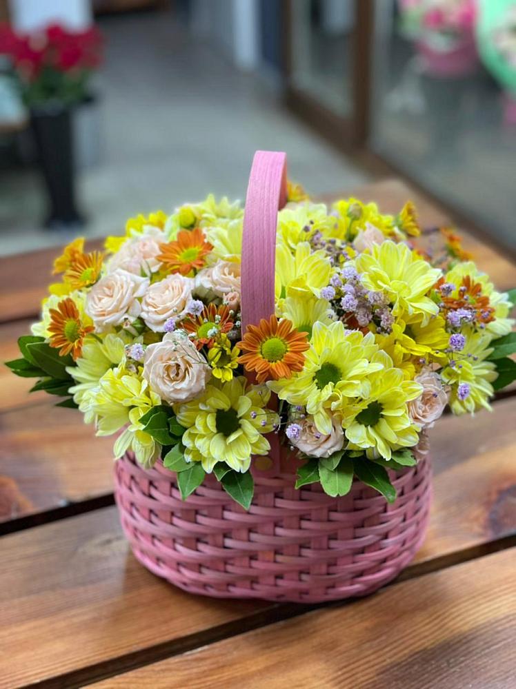 Цветочная композиция из Хризантемы и Розы в корзине в Подпорожье