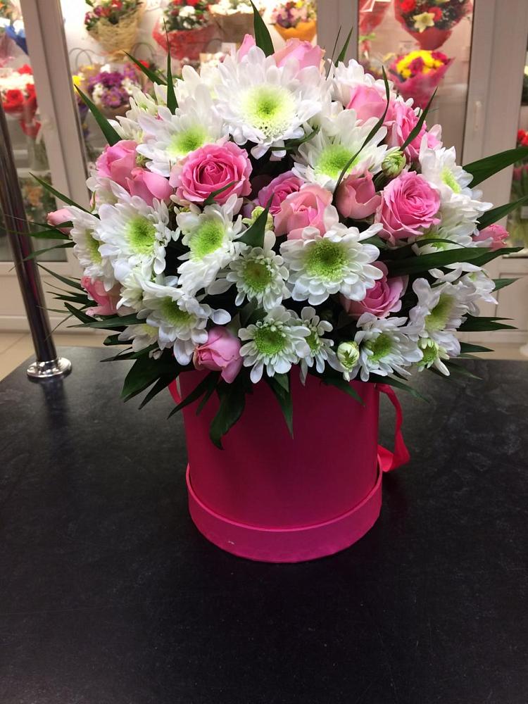 Цветочная композиция из Розы и Хризантемы в шляпной коробке в Подпорожье