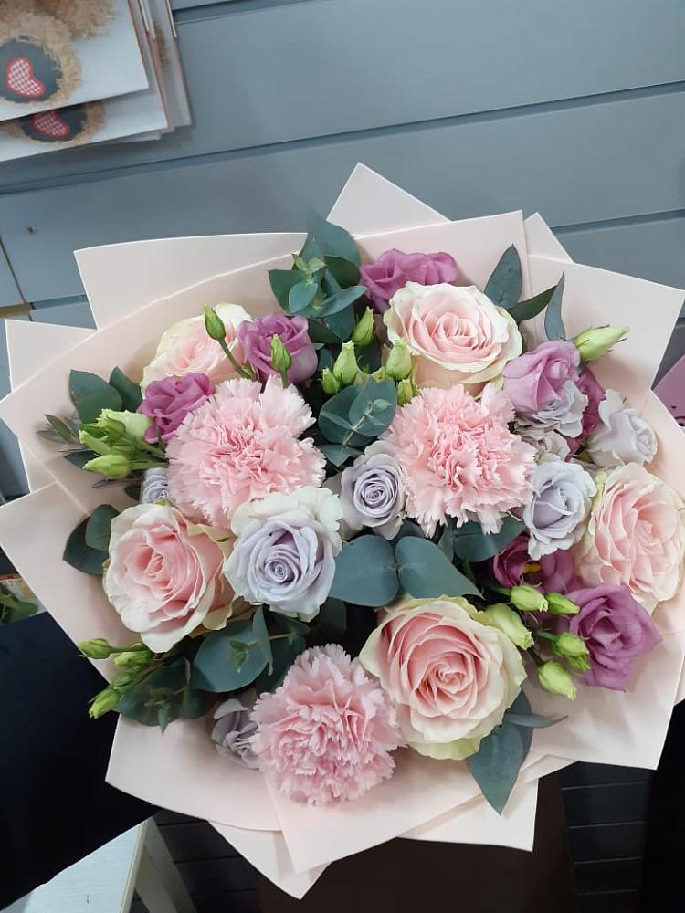 Букет цветов из: Розы, Гвоздики и Лизиантусы в Подпорожье